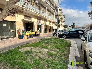 Foto Attività commerciale in Via Dante, Matera Centro di 60 m² con 2 locali