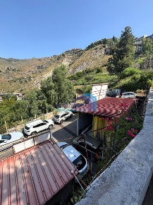 Foto Locale commerciale in VIA CROCIFISSO, Taormina Centro di 2300 m²