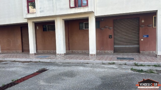 Foto Locale commerciale in Via Guido Rossa, Adelfia di 120 m² con 1 locali