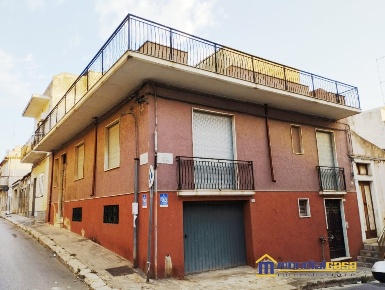 Foto Casa indipendente a Pachino Centro di 210 m² con 6 locali in vendita