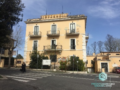 Foto Hotel in Piazza Trieste, Monte Porzio Catone Centro di 4600 m²