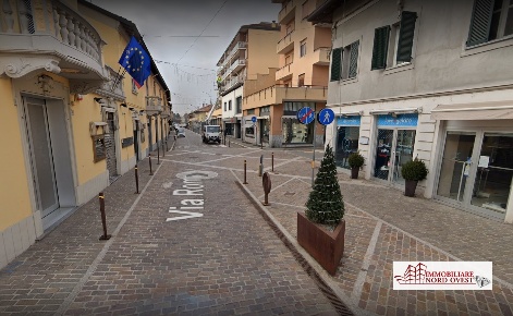 Foto Locale commerciale in Via Roma, Magenta Centro di 80 m² con 3 locali