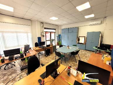 Foto Locale commerciale a Ladispoli Centro di 83 m² con 2 locali in vendita