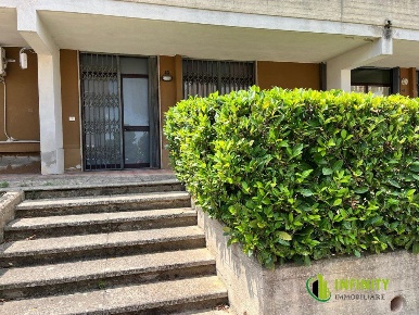 Foto Locale commerciale in Via Emilio Salgari, Matera Centro di 80 m²