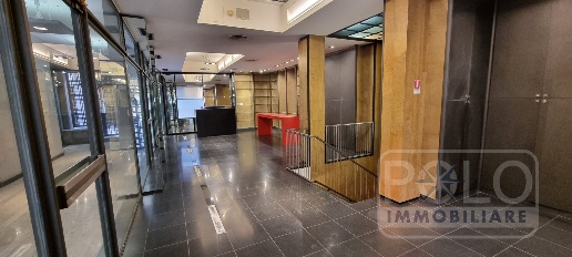 Foto Locale commerciale in Via Cantore, Verona Centro Storico di 270 m²