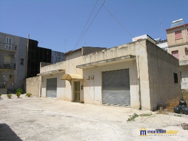 Foto Locale commerciale in via Tunisi, Pachino di 168 m² con 2 locali
