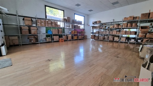 Foto Locale commerciale a Poggibonsi Staggia di 325 m² con 8 locali