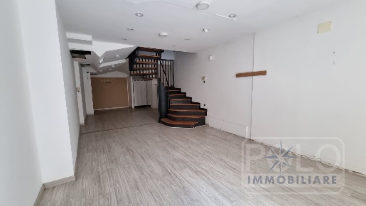 Foto Locale commerciale in Via Guglielmo Oberdan, Verona Centro Storico