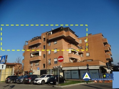 Foto Appartamento in piazza G. Marconi, Calderara di Reno Centro di 268 m²