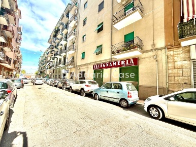 Foto Locale commerciale in VIA MARCO PACUVIO, Taranto Tre Carrare di 190 m²