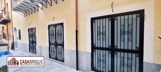 Foto Locale commerciale in Via Schiavuzzo, Palermo Kalsa di 60 m²