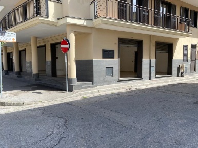 Foto Locale commerciale in Via Cavalieri di Vittorio Veneto, Frattaminore