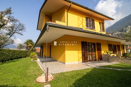 Foto Villa a schiera in Via Lungo Lago Aldo Moro, Vercurago di 220 m²