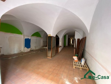 Foto Locale commerciale in VIA UGO BASSI, Messina San Martino di 180 m²