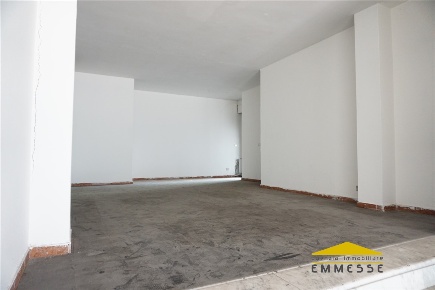 Foto Locale commerciale in via sforza, Carrara Avenza di 80 m² con 2 locali