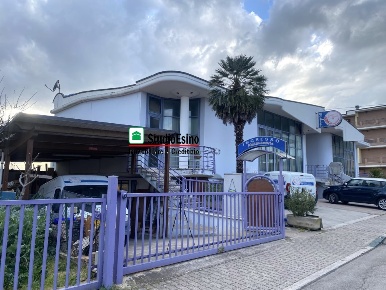 Foto Laboratorio a Monsampolo del Tronto Stella di 129 m² con 2 locali