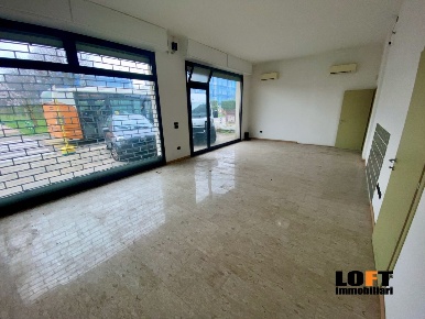 Foto Locale commerciale in via Guasti, Padova di 164 m² con 4 locali