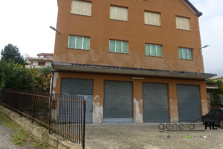 Foto Locale commerciale a Alanno Centro di 1678 m² con 10 locali in vendita