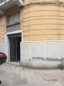 Foto Locale commerciale a Messina Garibaldi di 80 m² con 4 locali