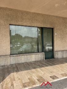 Foto Locale commerciale a Pozzuolo Martesana Centro di 48 m² con 1 locali