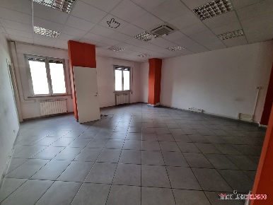Foto Locale commerciale a Poggibonsi Centro di 100 m² con 3 locali