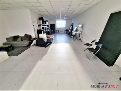 Foto Locale commerciale a Poggibonsi di 90 m² con 1 locali in vendita