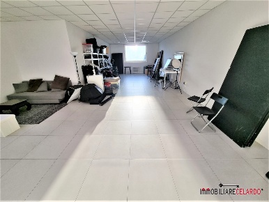 Foto Locale commerciale a Poggibonsi di 90 m² con 1 locali in vendita