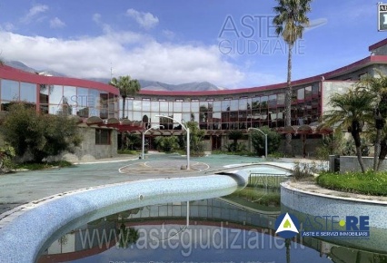 Foto Hotel in via Appia angolo via Mergataro snc, Formia Centro di 6398 m²