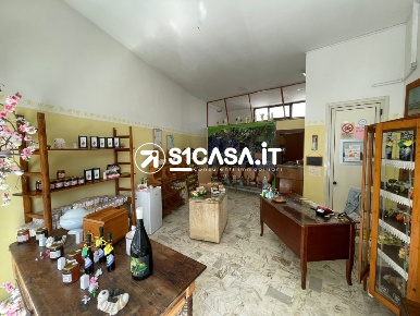 Foto Locale commerciale a Galatone Centro di 40 m² con 1 locali in affitto