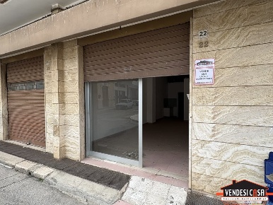Foto Locale commerciale in Piazza de Grecis, Adelfia di 50 m² con 1 locali