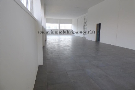 Foto Laboratorio in Via Achille Grandi, Lecco Belledo di 200 m² in vendita