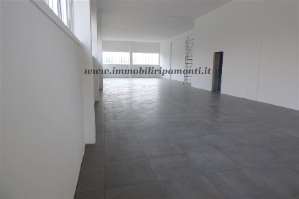 Foto Laboratorio in Via Achille Grandi, Lecco Belledo di 200 m² in vendita