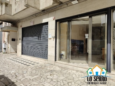 Foto Locale commerciale in CORSO DEI MILLE, Alcamo Semicentro di 415 m²