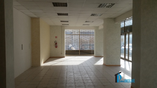 Foto Locale commerciale a Terni Centro di 150 m² con 3 locali in affitto