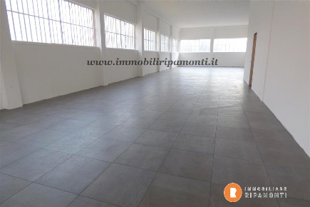 Foto Laboratorio in Via Achille Grandi, Lecco Belledo di 200 m² in vendita