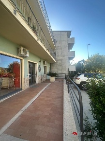 Foto Locale commerciale in Via Porto Salvo, Melito di Porto Salvo di 160 m²
