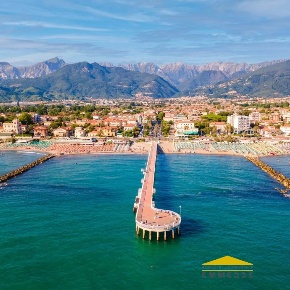Foto Hotel a Massa Marina di Massa Centro di 1500 m² con 25 locali