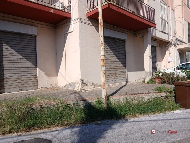 Foto Locale commerciale in villaggio svizzero, Messina Giostra di 70 m²