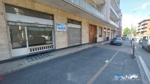 Foto Locale commerciale a Ivrea di 75 m² con 4 locali in vendita