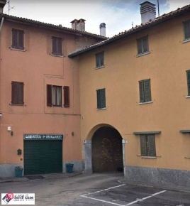 Foto Negozio in PIAZZA SAURO, Giussano Centro di 70 m² con 1 locali