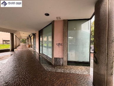 Foto Negozio in VIA OLMETTO, Desio di 150 m² con 2 locali in vendita