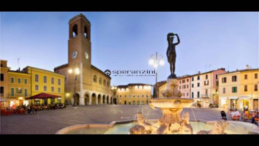 Foto Negozio in via cavour, Fano Centro Storico di 107 m² con 2 locali