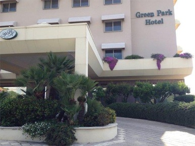 Foto Hotel in Via Laurentina, Pomezia di 1600 m² con 80 locali in vendita