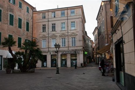Foto Attività commerciale a Alassio di 150 m² con 1 locali in vendita