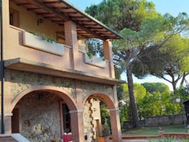 Foto Agriturismo in Via Santini, Follonica con 10 locali in vendita