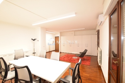 Foto Ufficio a Montebelluna Centro di 100 m² con 4 locali in affitto