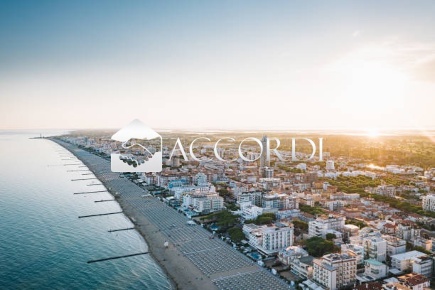 Foto Negozio a Jesolo Lido Centro Ovest di 90 m² in affitto