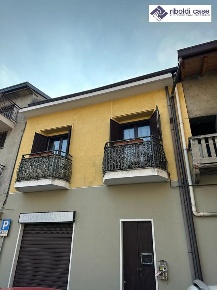 Foto Negozio in VIA TOSCANINI, Mariano Comense Centro di 55 m² con 2 locali