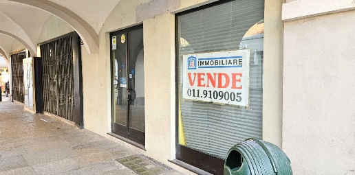 Foto Locale commerciale in VIA TORINO, Chivasso Centro di 51 m² in vendita