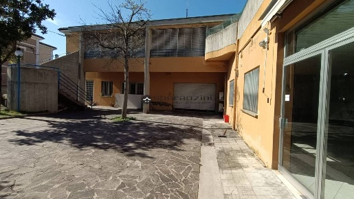 Foto Locale commerciale in via XXVII Agosto 23/27, Fano di 435 m²